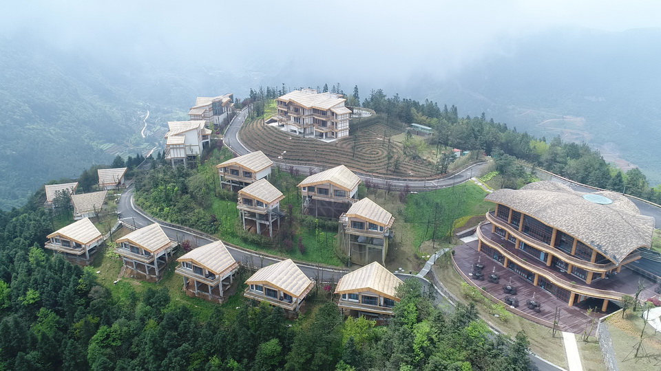 白马山天尺五酒店是一个坐落在千米顶峰的茶山之上的高档茶文化酒店，这里才是度假核心选择！