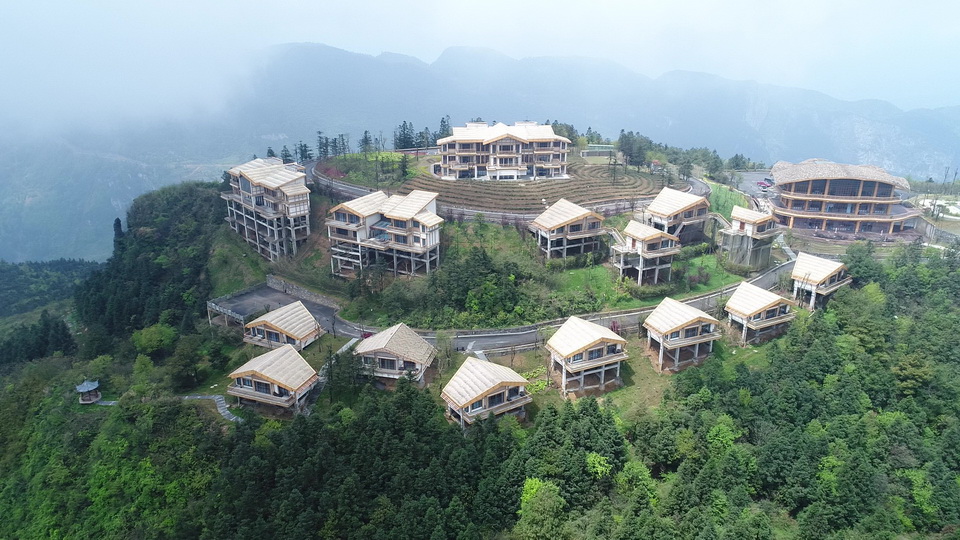 白马山天尺五酒店是一个坐落在千米顶峰的茶山之上的高档茶文化酒店，这里才是度假核心选择！